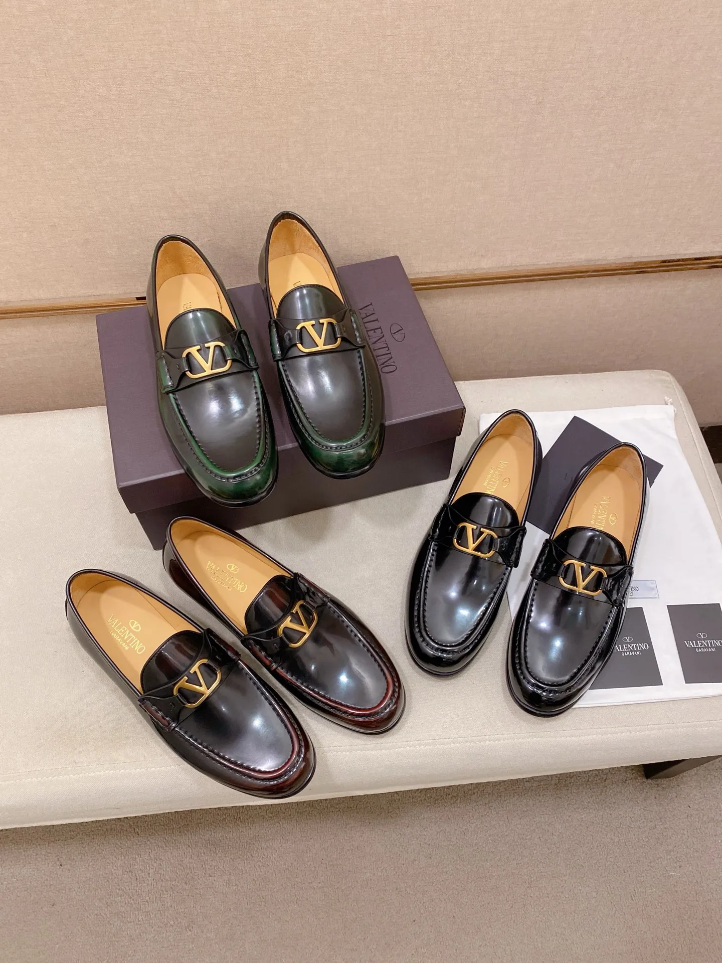 Factory price: 700💰Valentino's new men's V logo micro-label business casual loafers. These Derby loafers are made of imported cowhide leather. They are light in texture and cool in style. The uppers are decorated with brand logo buckles, highlighting the big-brand style! The lines reveal novel urban trends. The toe is round and full, and the rubber foam sole and triple protruding leather welt complement each other. It is extremely fashionable and charming, with dyed calfskin lining, genuine leather feet, and standard logo decoration. It is simple yet elegant. It has a classic European and American loose style and is extremely comfortable on the feet. Size: 39-44 (38.45. Customized)